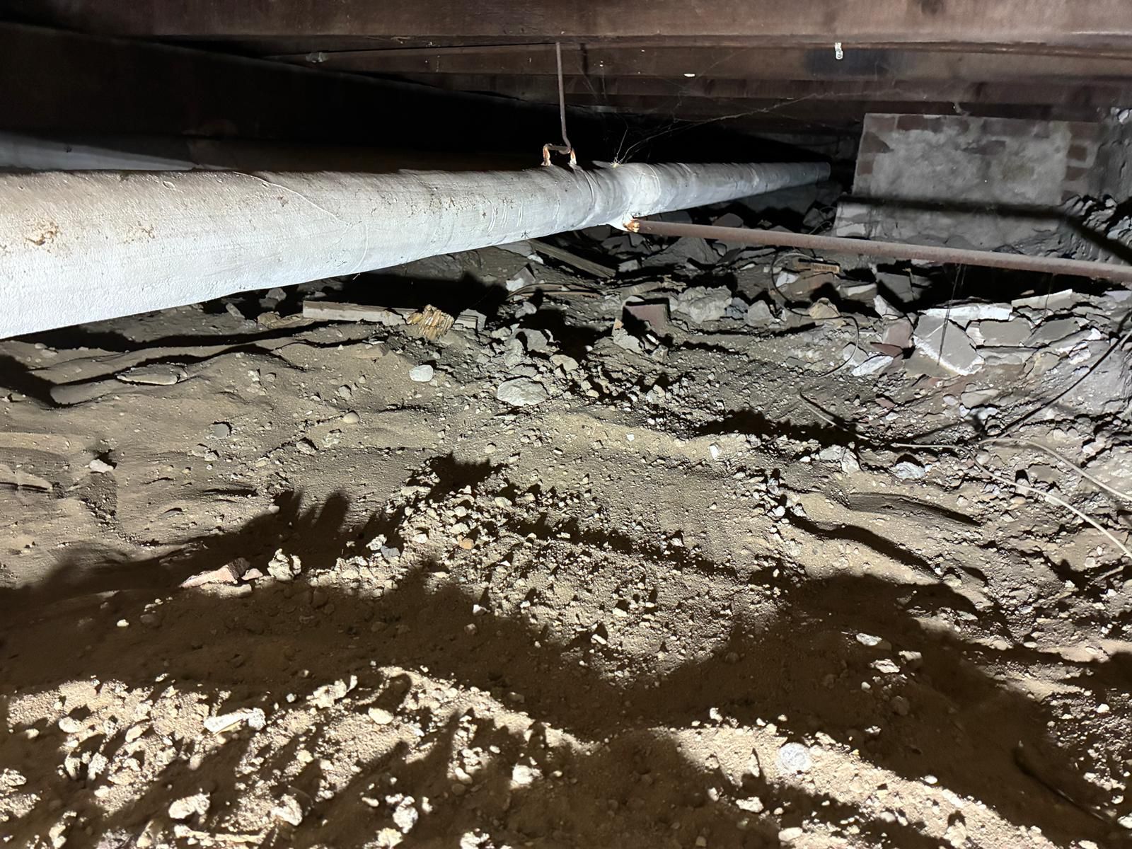 Before foto: kruipruimte puin verwijderd en geëgaliseerd in Hilversum